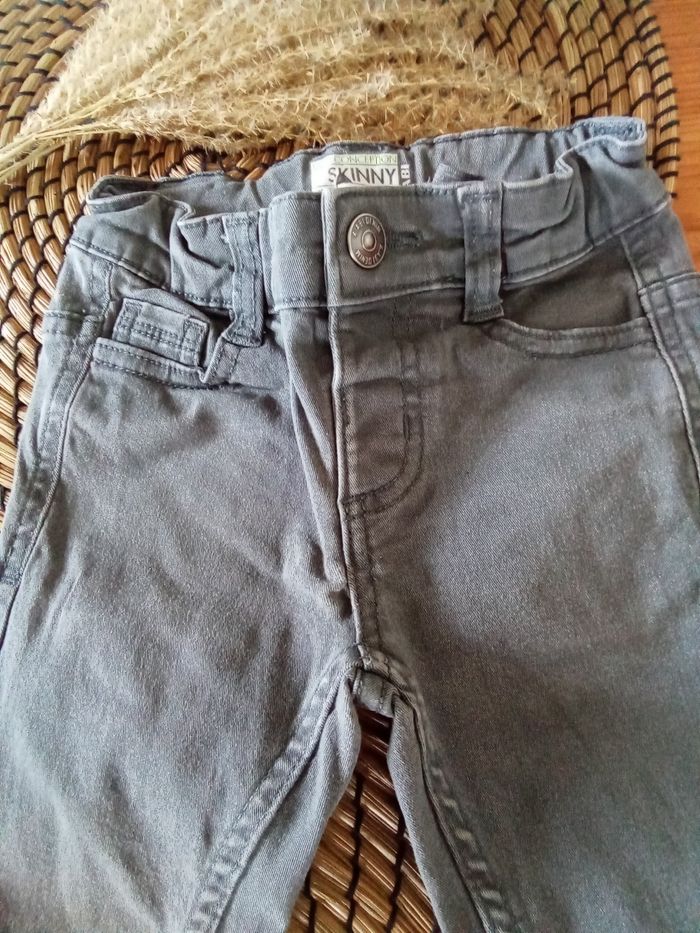 Lot 2 pantalons skinny 1 kaki 1 gris Kiabi taille 3 ans - photo numéro 3