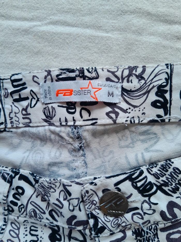 Pantalon slim taille basse imprimé FB sister très bon état - photo numéro 4