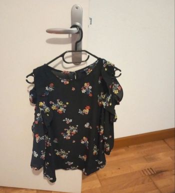 Haut à volants et épaules dénudées 