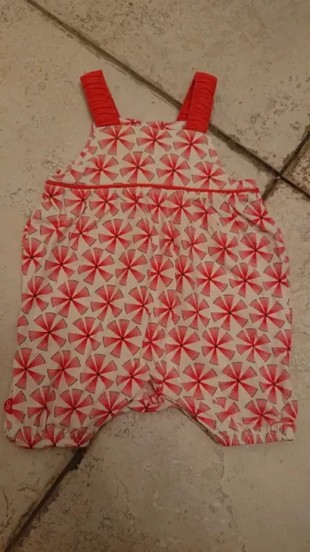 Combishort / barboteuse 1 mois blanche à fleurs corail