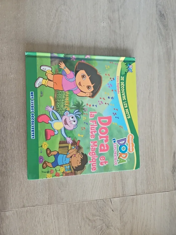 Livre dora l'exploratrice