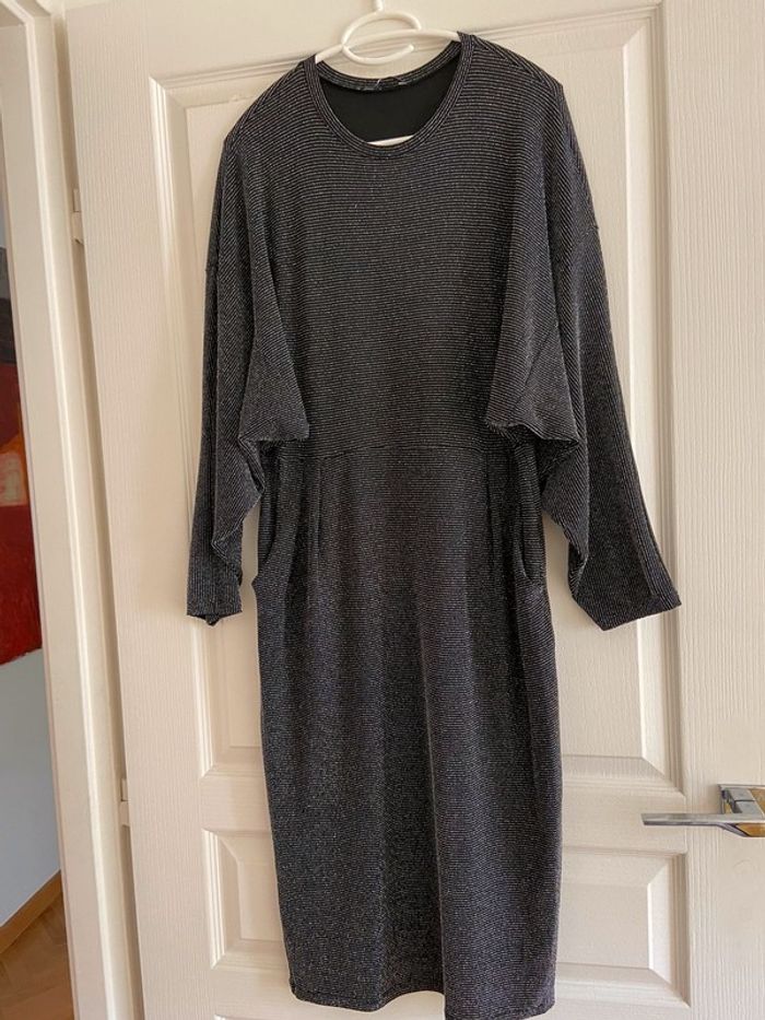 Robe gris avec file argenté Zara , longueur de la robe 115 cm, col rond, taille M neuf