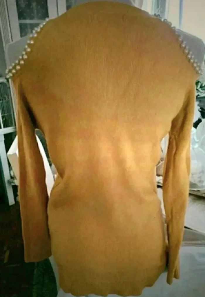 Joli pull moutarde épaules dénudées avec perles Taille 38/40 - photo numéro 3