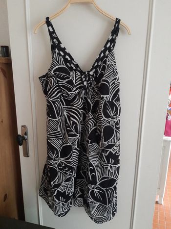 Robe noire et blanche à bretelles