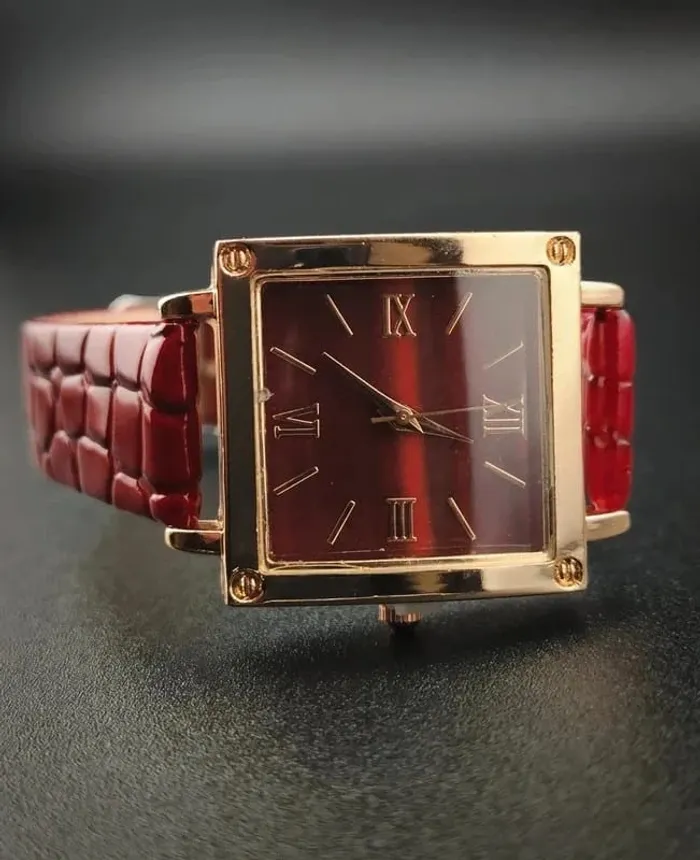 Montre carrée rouge & doré, chiffres romains - photo numéro 2