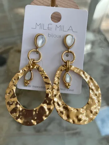 Boucles d'oreilles gouttes acier doré et pierres blanches nacrées .Taille unique