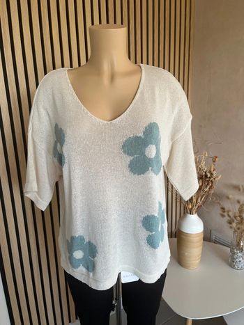 Pull léger écru et fleurs turquoises