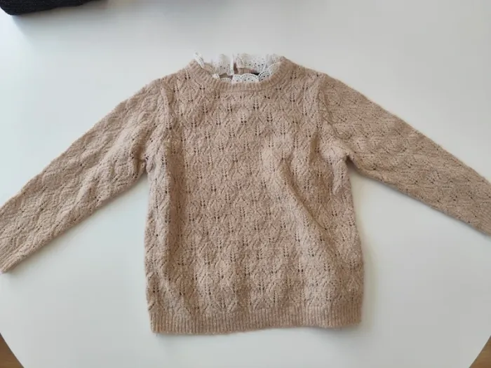 Pull en maille et col en dentelle