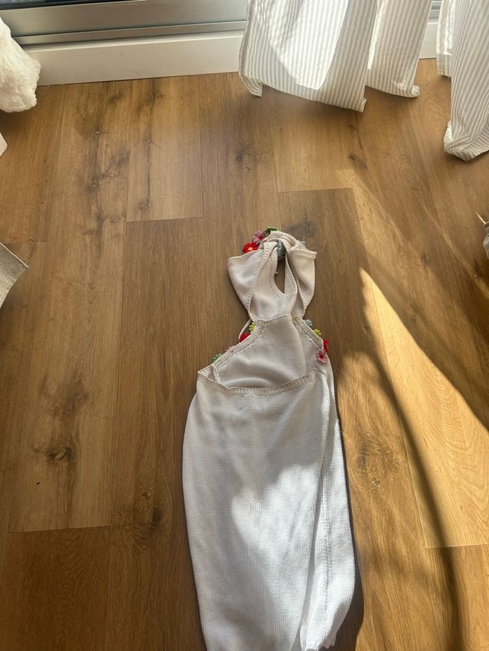 Robe blanche à détails fleuris - photo numéro 6