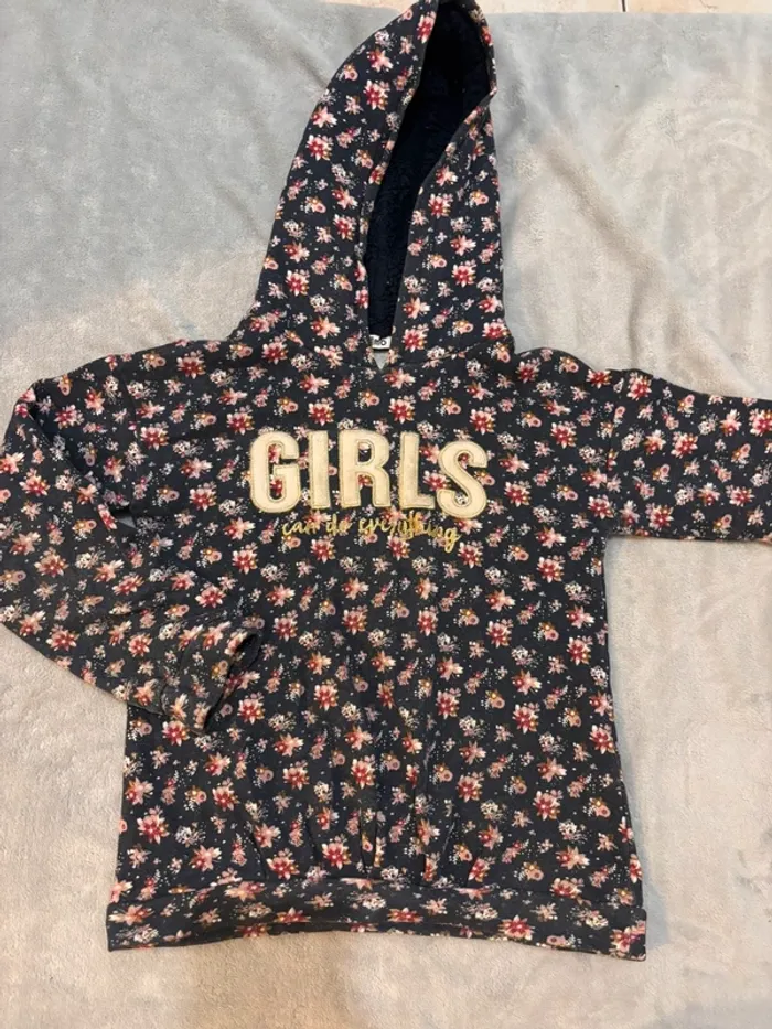 Pull à capuche gémi 8 ans