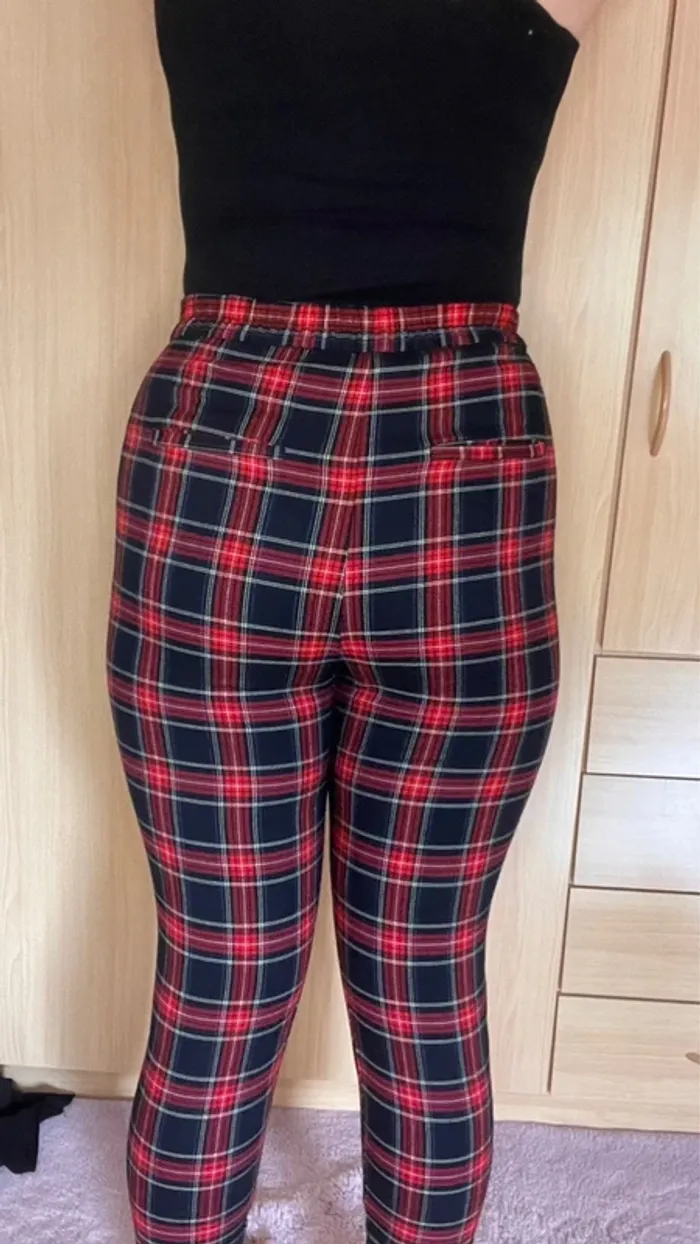 Pantalon rouge et noir - photo numéro 3