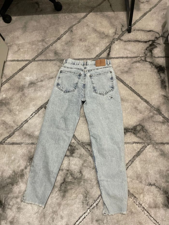 Jean mom troué de pull & bear - photo numéro 3