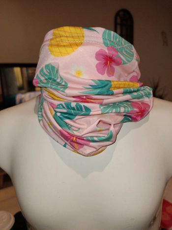 Cache cou motif floral