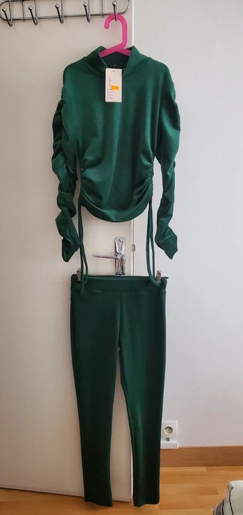 Ensemble neuf couleur vert taille U