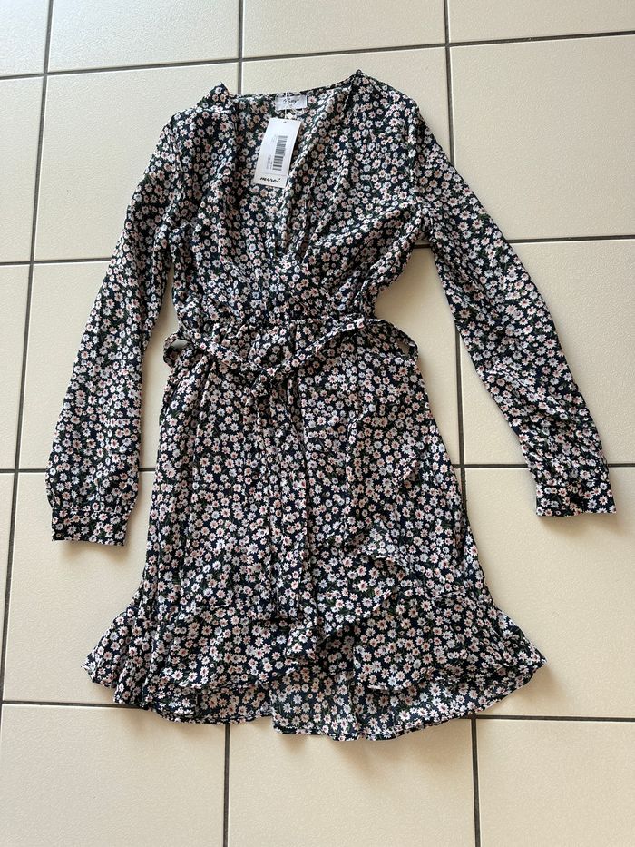 robe portefeuille Taille 36 manches longues Betty London fleuri tons bleu foncé NEUVE - photo numéro 8