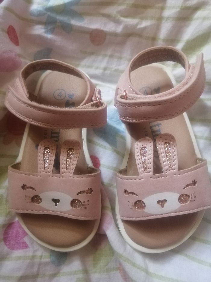 Sandale neuve taille 23