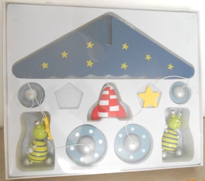 Mobil en bois "l'espace" à suspendre neuf