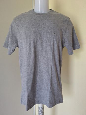T-shirt taille S marque Fila couleur gris