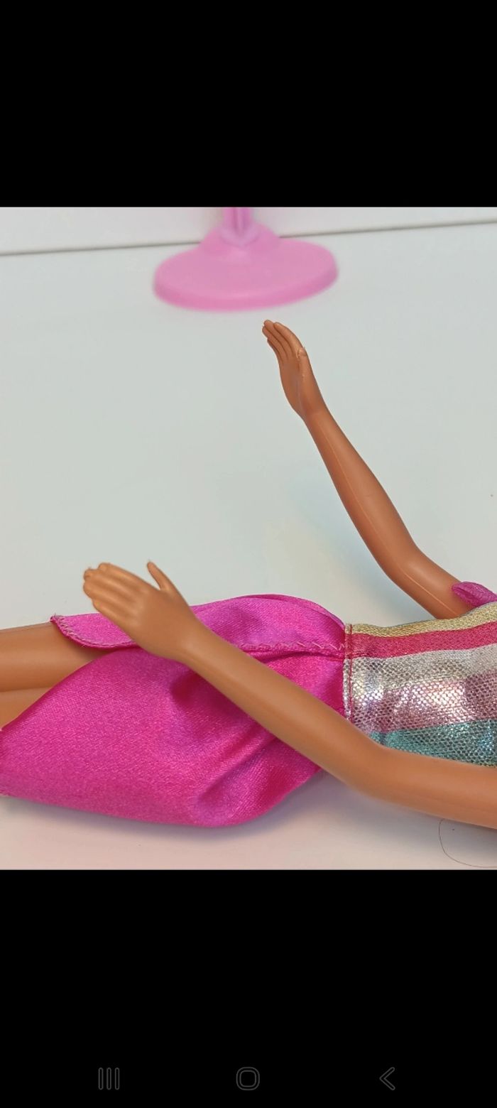 Poupée mattel barbie ensemble rose arc-en-ciel fashion 
Poupée et ensemble compris - photo numéro 6