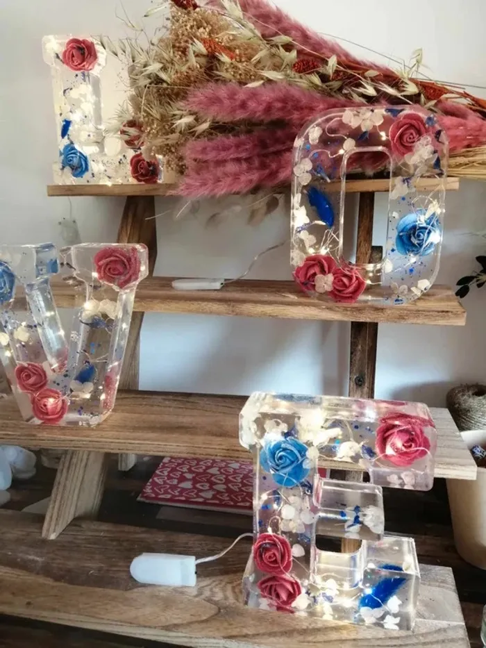 Lettres LOVE lumineux en résine rouge et bleu