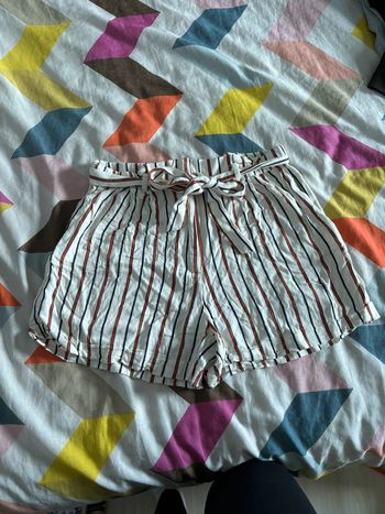 Short ample blanc à rayures verticales bordeaux et marines