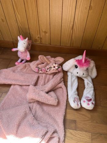 🌈 Lot licorne – peluche + bonnet interactif + pyjama combinaison – taille S