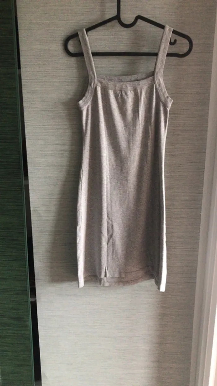 Robe grise à bretelles - photo numéro 2