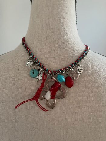 Petit collier fantaisie coloré.