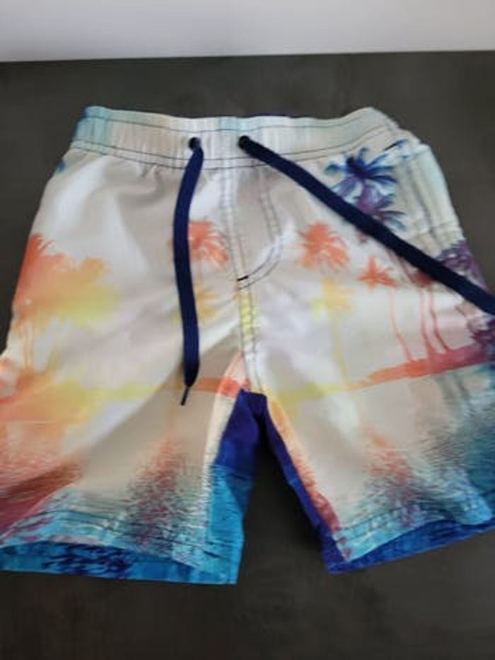 Short de bain taille 4 ans