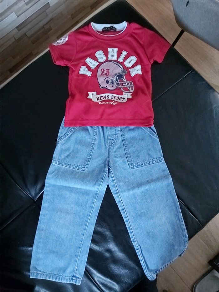 Ensemble jeans et tee-shirts mixte 4 ans en très bon état (78)