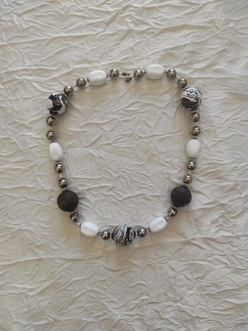Collier femme boule blanche et noire