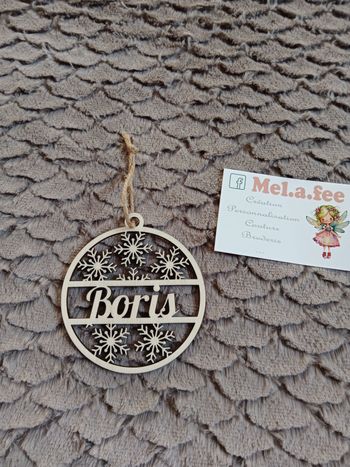 Boule de Noël en bois personnalisée