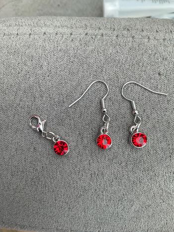 Boucles d’oreilles + breloque rouge neuve