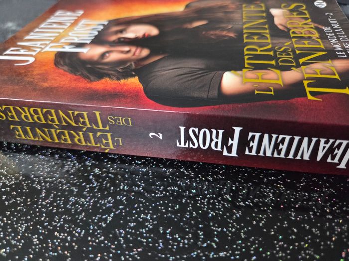 Livre de poche le monde de la chasseuse de la nuit tome 2 - photo numéro 3