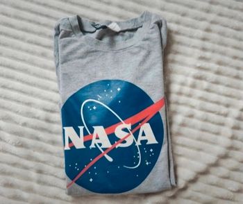 Sweat gris H&M x NASA – Bandes manches – Taille SSweat gris H&M x NASA – Bandes manches – Taille S