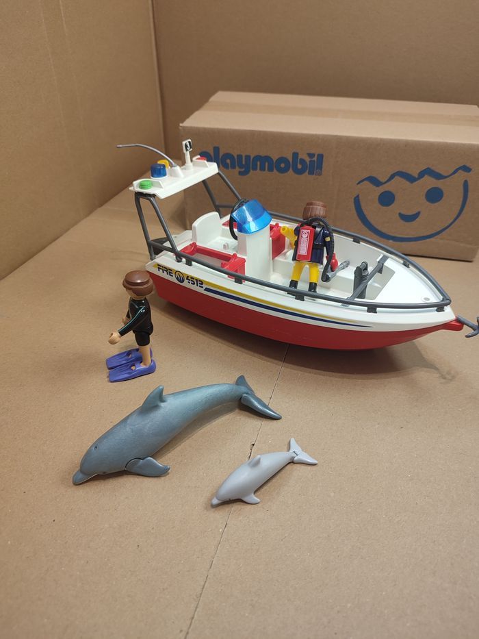 Bateau de pompier et plongeur avec dauphins - occasion - photo numéro 3
