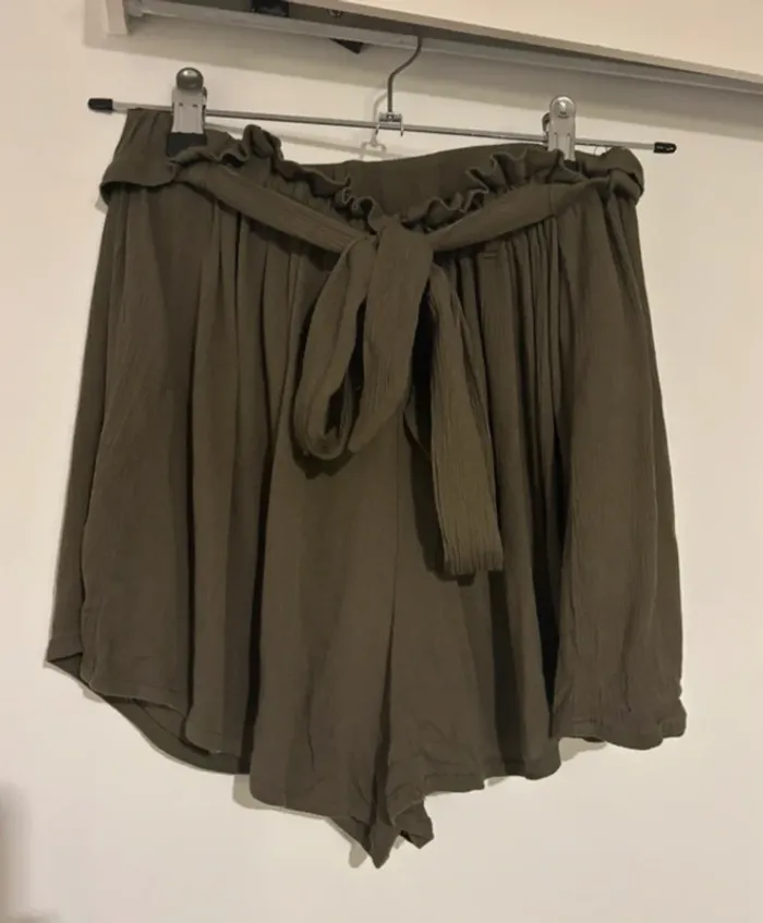 💚 Short kaki à taille froncée et ceinture – SHEIN – T.38