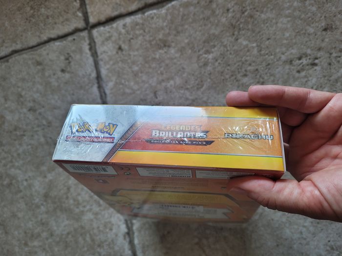 Légendes brillantes pin's collector pikachu coffret - photo numéro 5