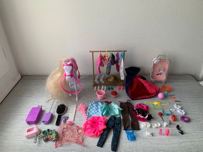 Lot d’accessoires Barbie et autres poupées