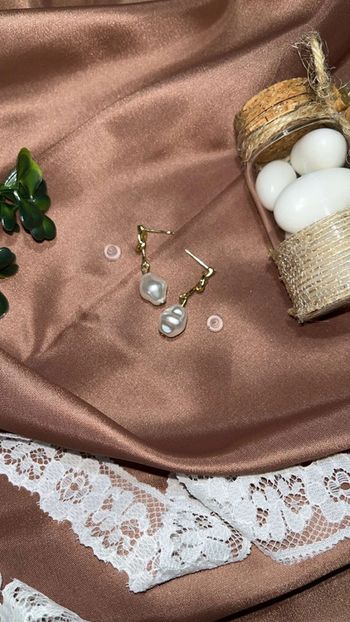 Boucles d’oreilles avec perles blanches design déformé