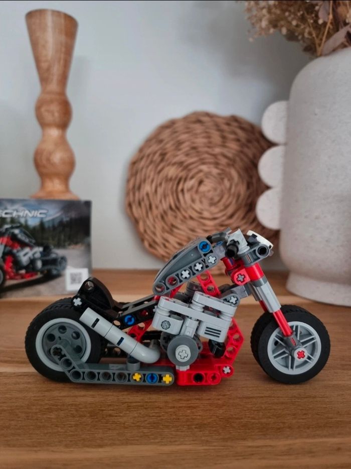 Lego technic 
Moto
Excellent état 
Servi uniquement en décoration - photo numéro 3