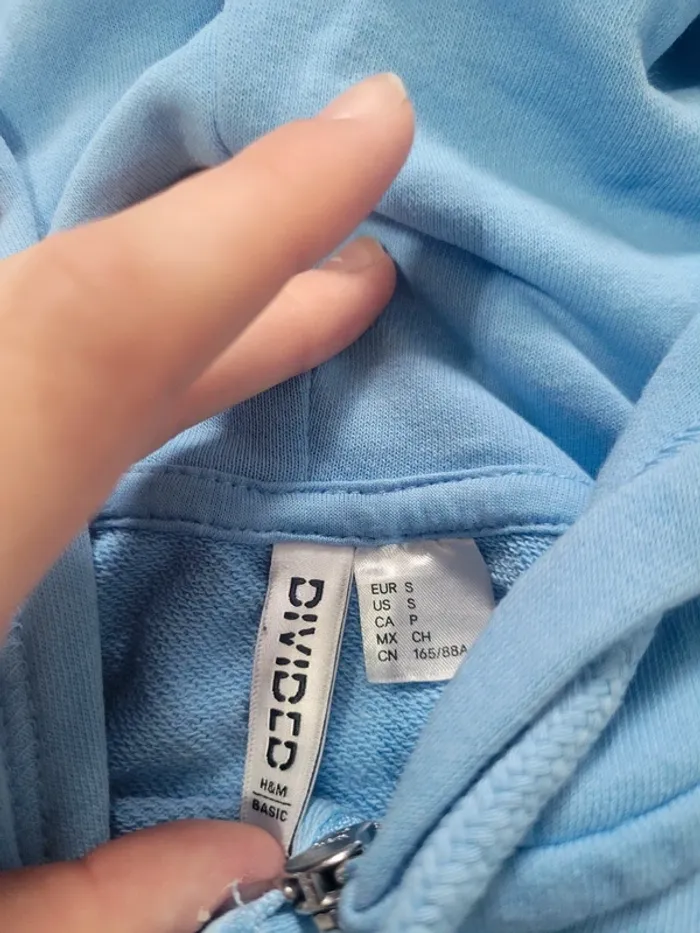Sweat à capuche court bleu clair H&M - photo numéro 3