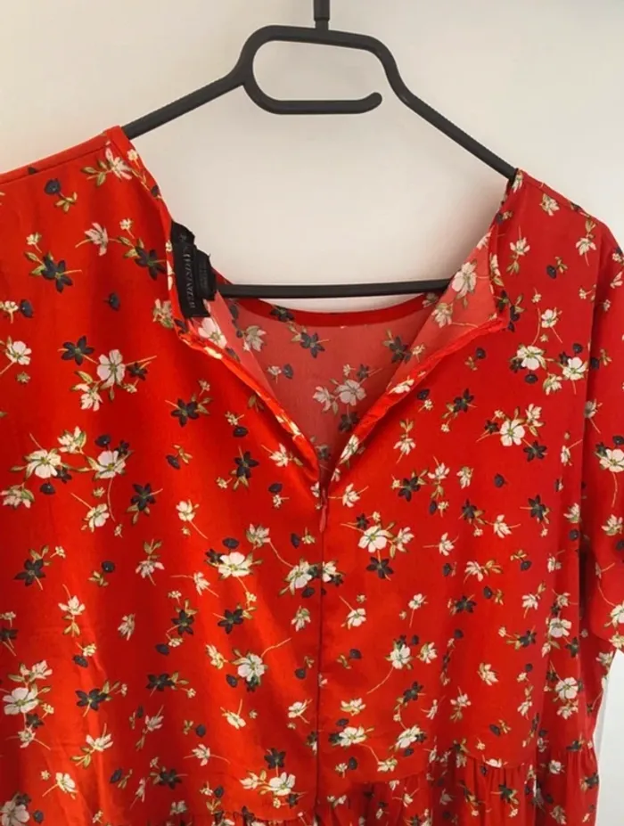 Robe fluide mi-longue rouge à fleurs taille 46 - photo numéro 6
