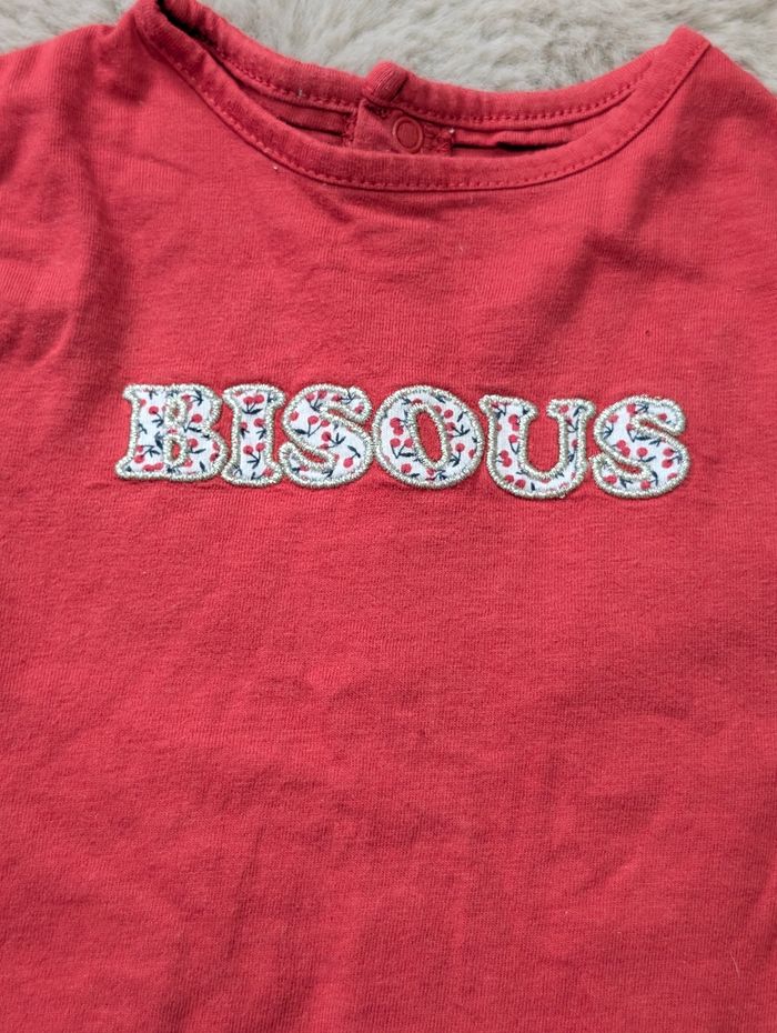 T-shirt Kiabi 9 mois – rouge “Bisous” – coton bio – très bon état - photo numéro 2