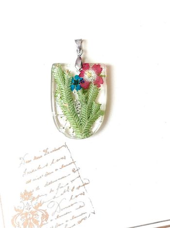 Magnifique pendentif résine fleurs séchées et argent 925