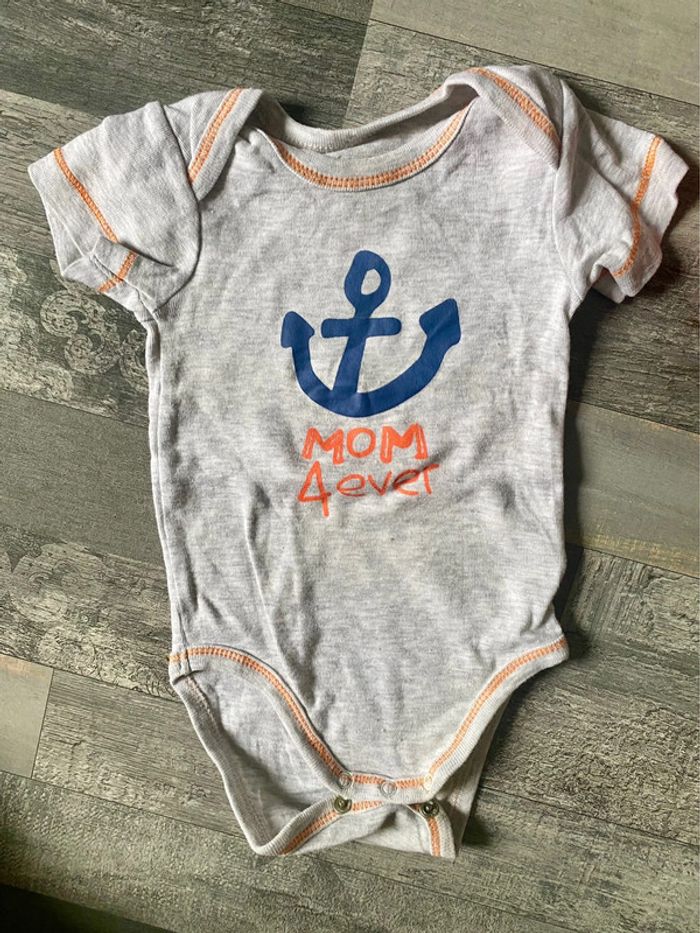 Lot de 4 bodies en taille 6 mois - photo numéro 2