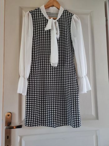 Robe pied de poule et manches volants