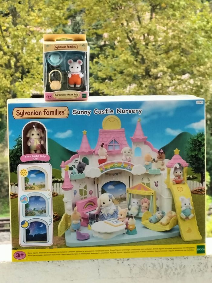 La crèche ensoleillé et le bébé souris marshmallow