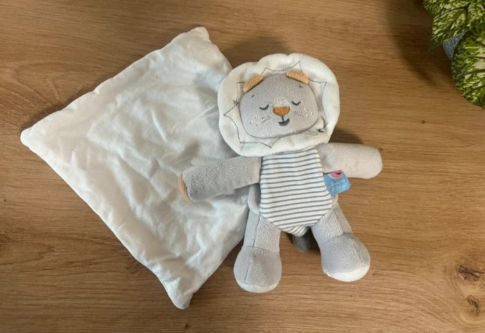 Doudou plat lion gris rayé blanc mouchoir sucre d orge - photo numéro 3