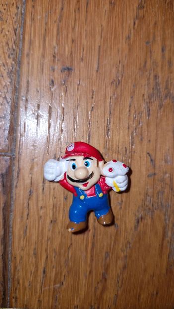 Toute petite figurine de Mario